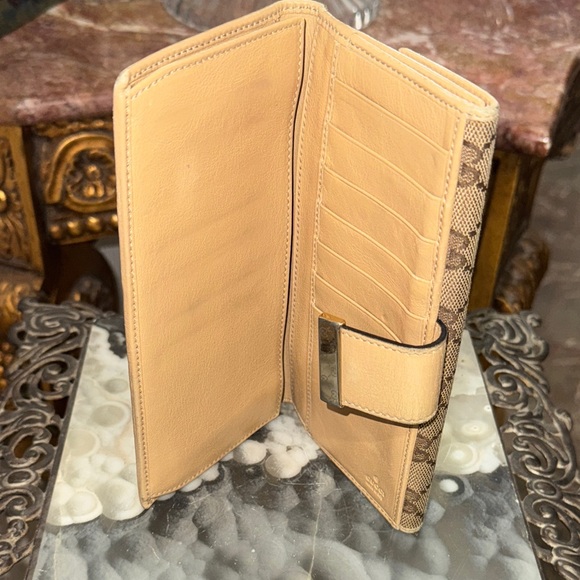 Gucci Beige Monogram Wallet - Picture 8 of 17